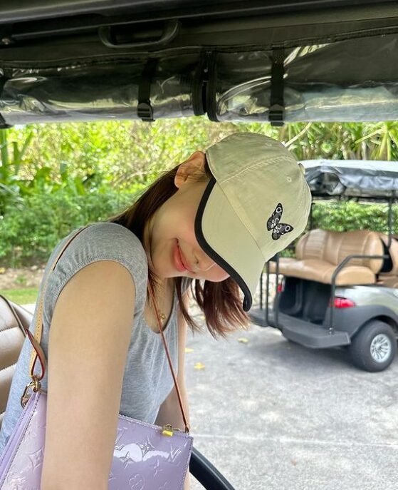 나연 루이비통 렉싱턴 착샷, 출처 나연 인스타그램