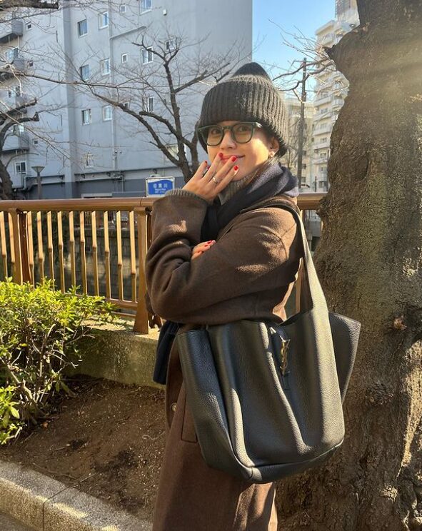 입생로랑베아백 착용 사진, 출처 한효주 인스타그램